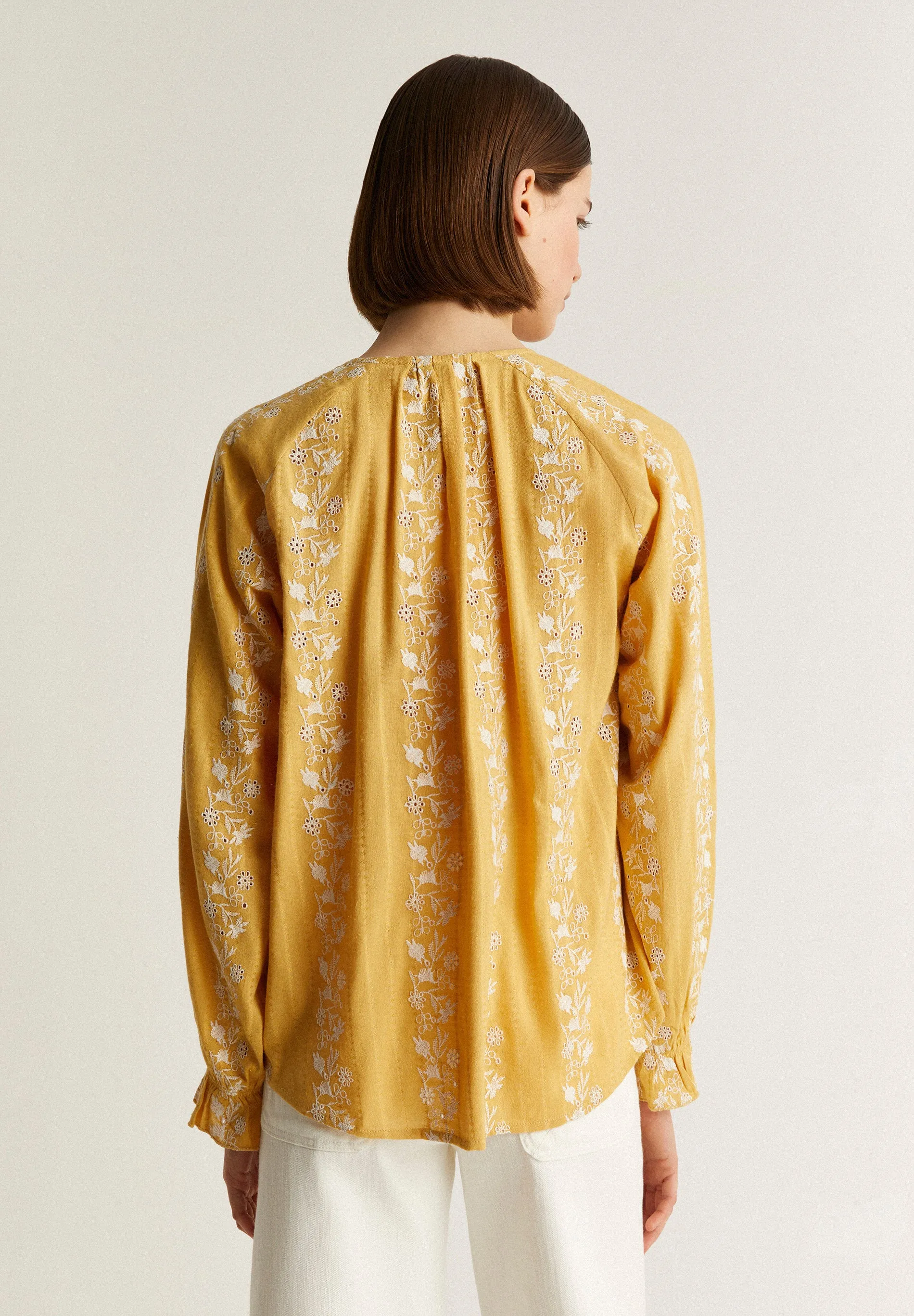 BLUSA BORDADOS CONTRASTE