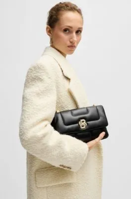 Bolso bandolera guateado con monograma Double B metálico
