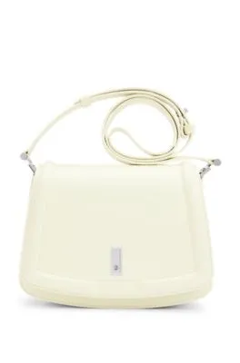 Bolso de piel con solapa, herrajes de la marca y monograma