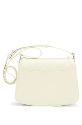 Bolso de piel con solapa, herrajes de la marca y monograma
