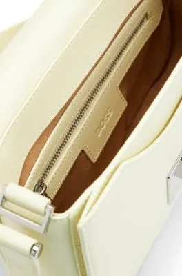 Bolso de piel con solapa, herrajes de la marca y monograma