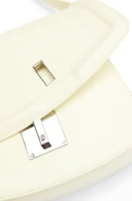Bolso de piel con solapa, herrajes de la marca y monograma