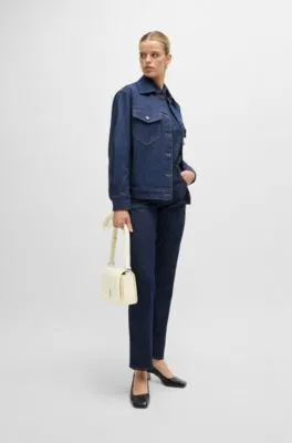 Bolso de piel con solapa, herrajes de la marca y monograma