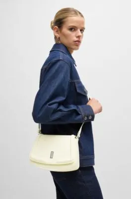 Bolso de piel con solapa, herrajes de la marca y monograma