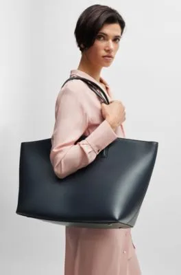 Bolso shopper de piel con herrajes de la marca