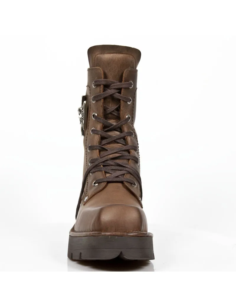 BOTAS MARRONES CON CORDONES DE NEW ROCK CON DETALLE DE CALAVERA Y CRUZ