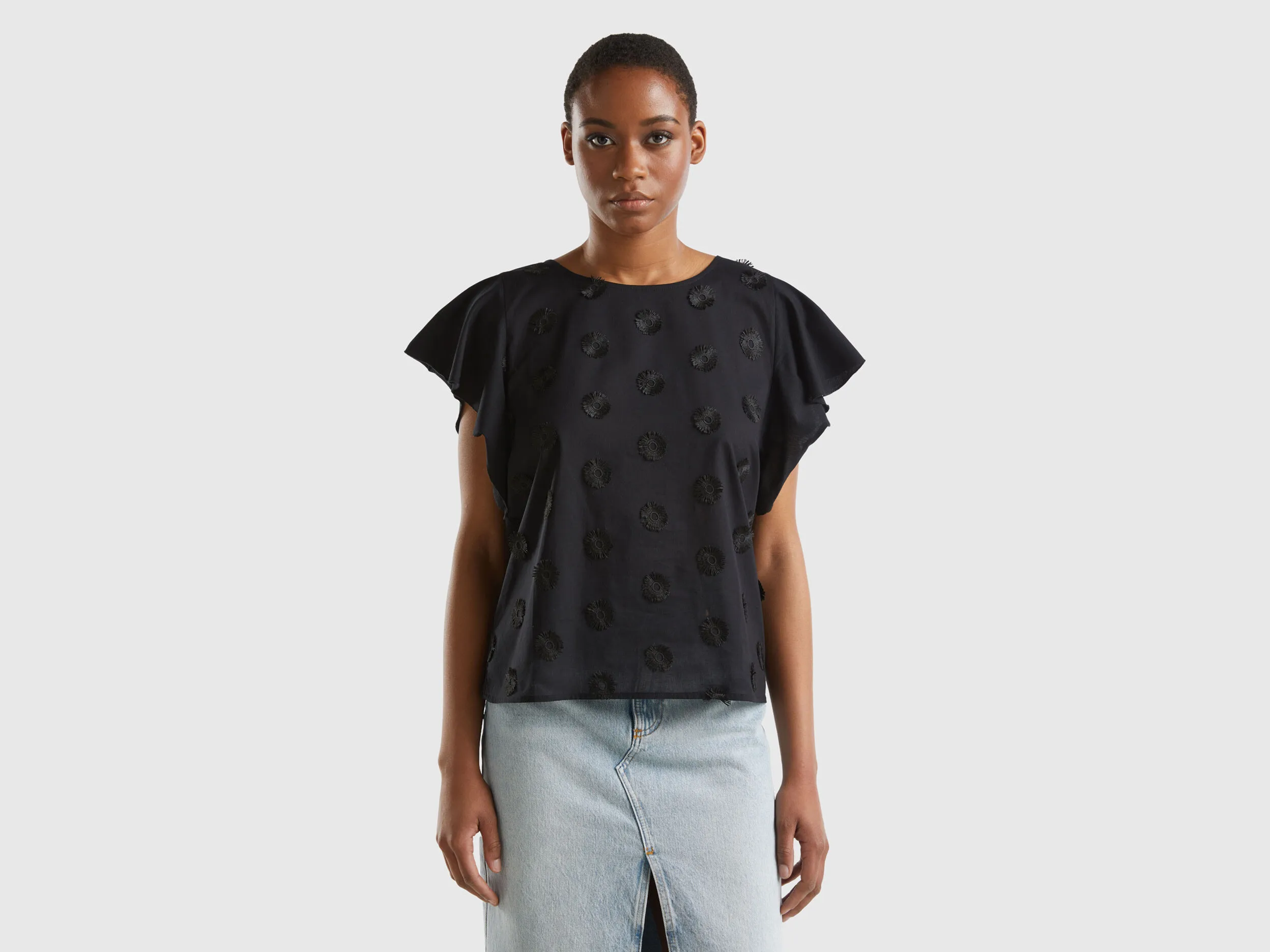 Camiseta con flores bordadas