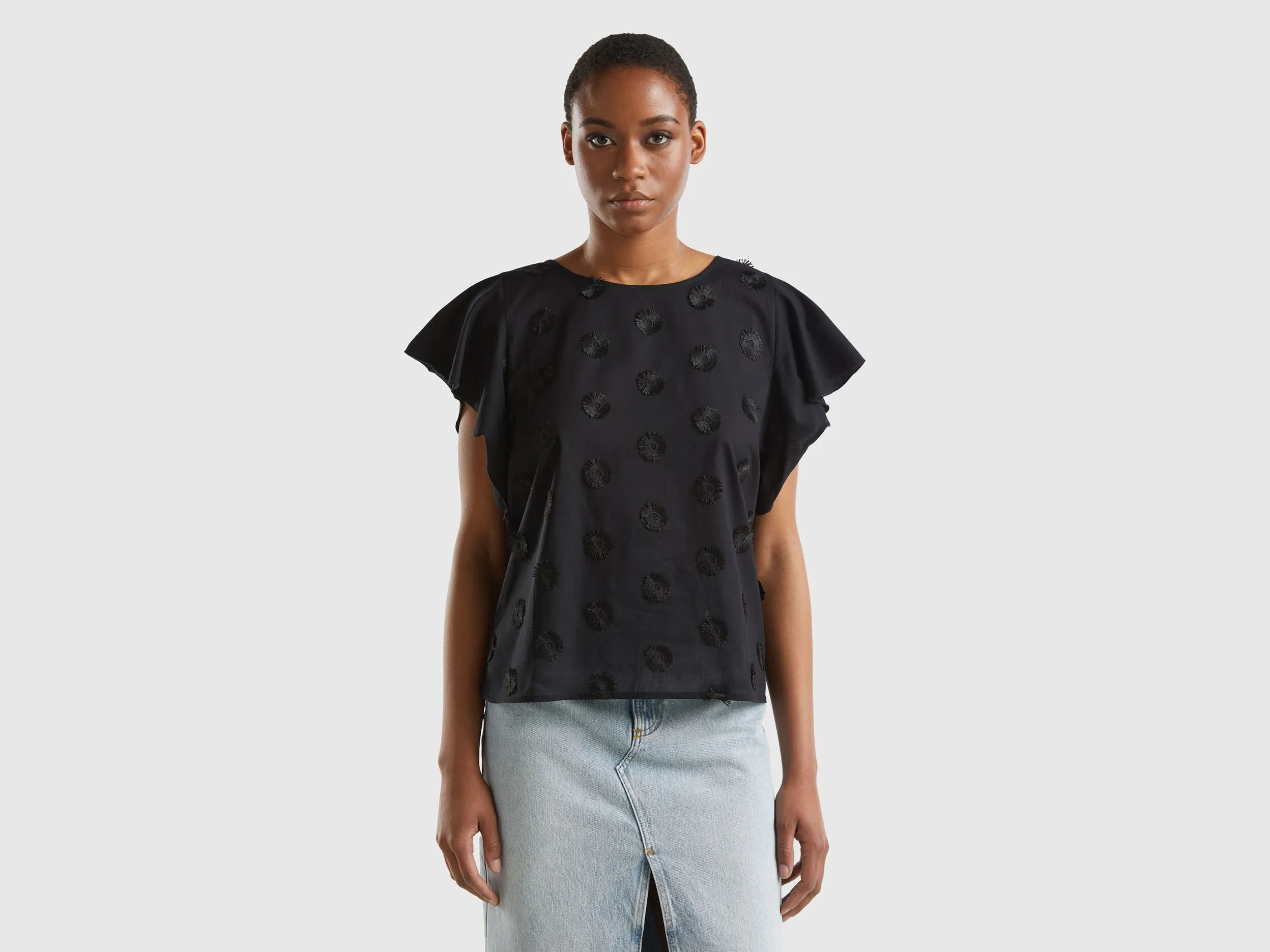 Camiseta con flores bordadas