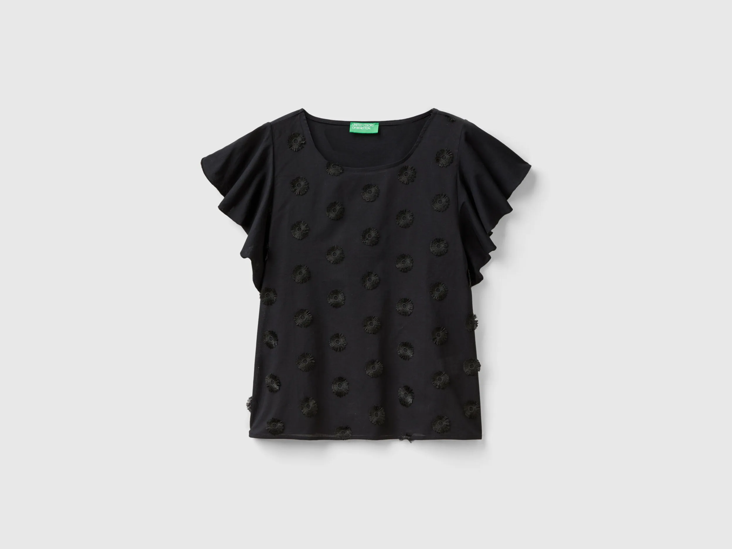 Camiseta con flores bordadas