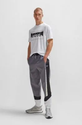 Camiseta regular fit de algodón con logo de diseño