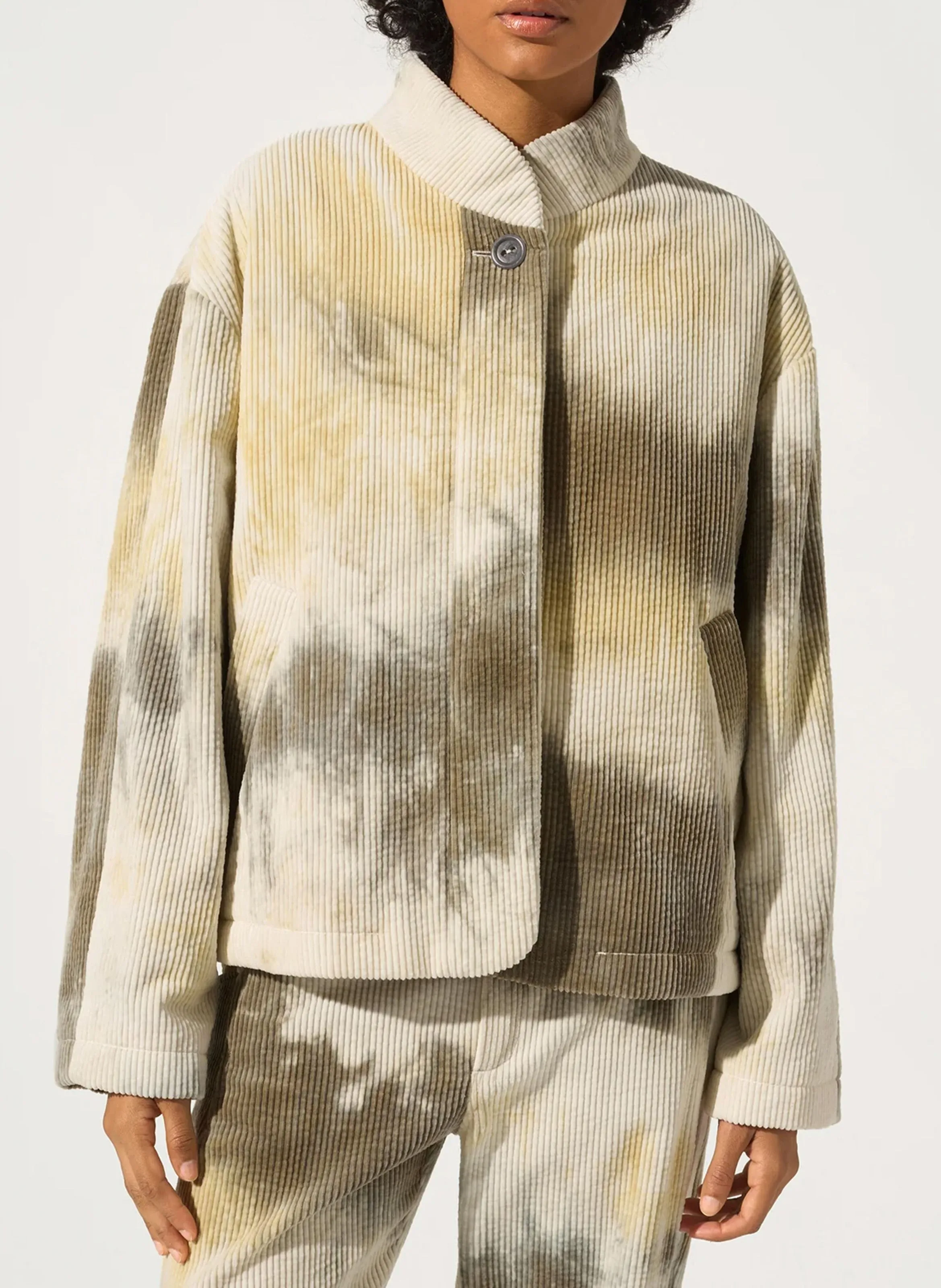 Chaqueta de cuello alto amplio de algodón estampado en gris