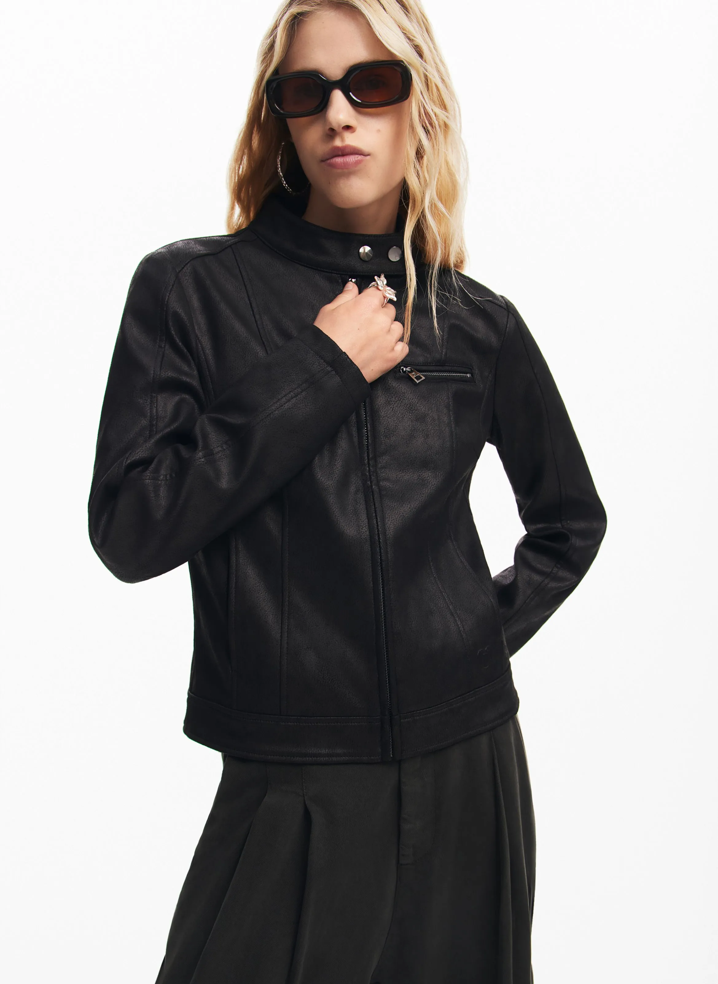 Chaqueta recta estilo motociclista de cuero sintético en negro