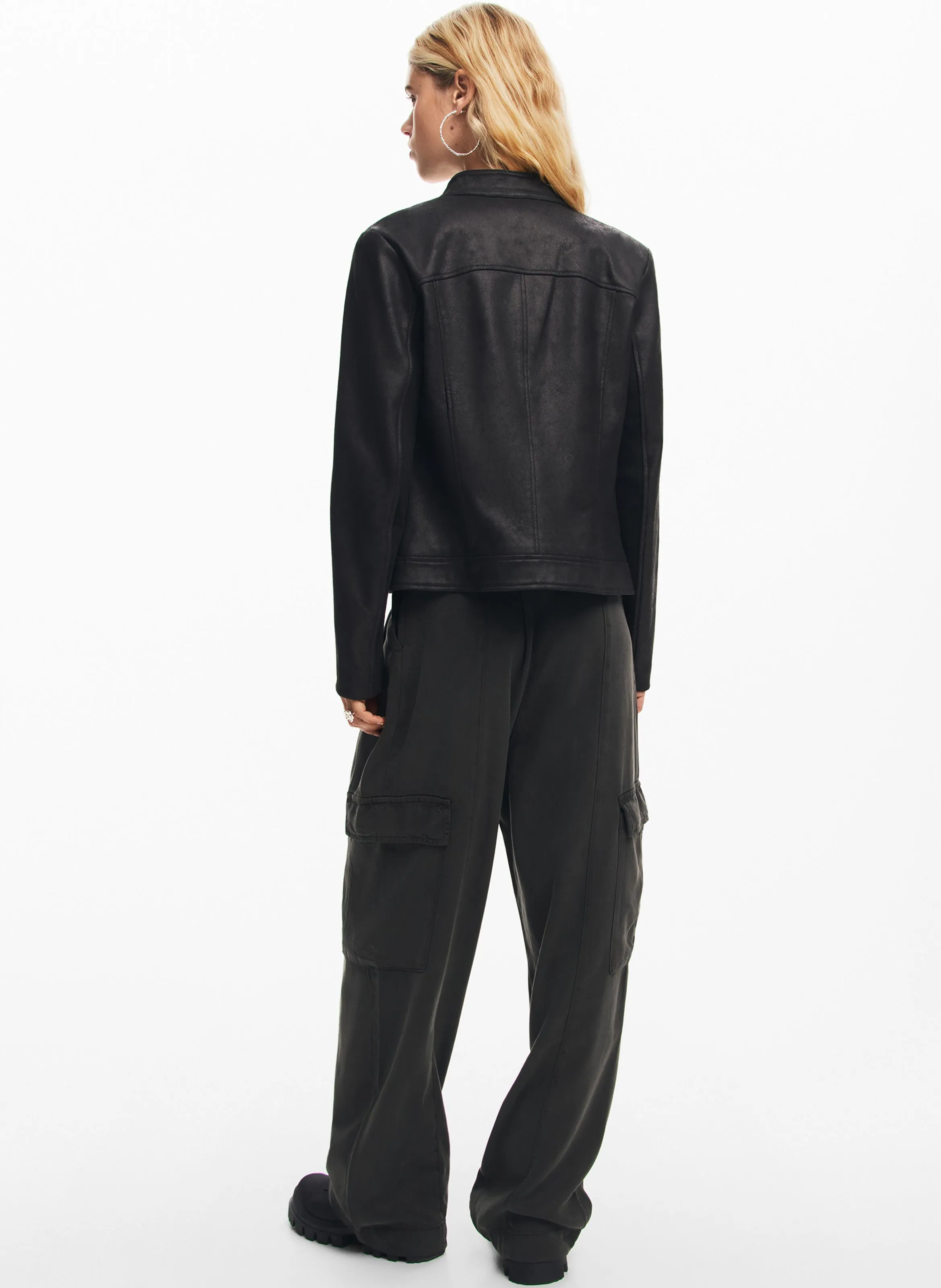 Chaqueta recta estilo motociclista de cuero sintético en negro