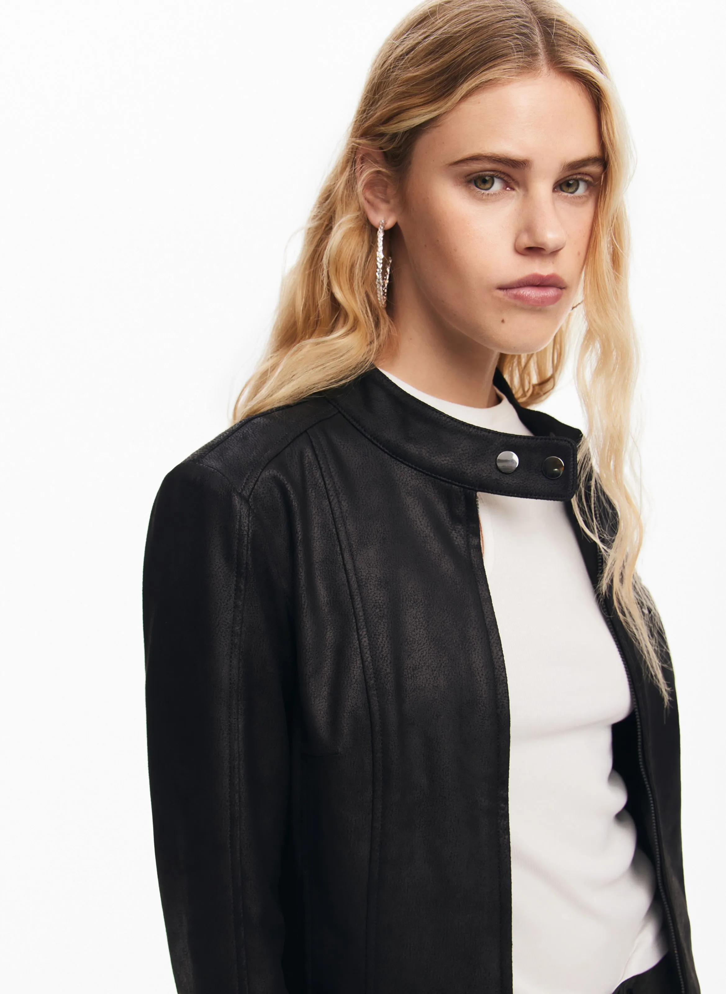 Chaqueta recta estilo motociclista de cuero sintético en negro
