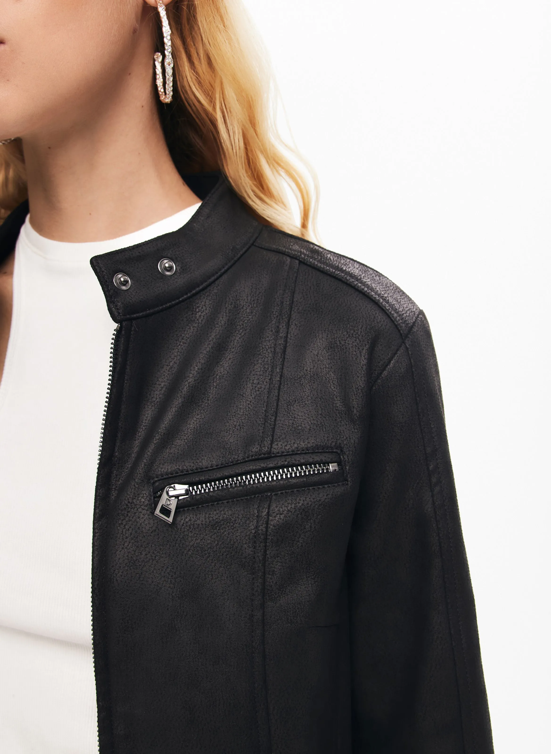 Chaqueta recta estilo motociclista de cuero sintético en negro