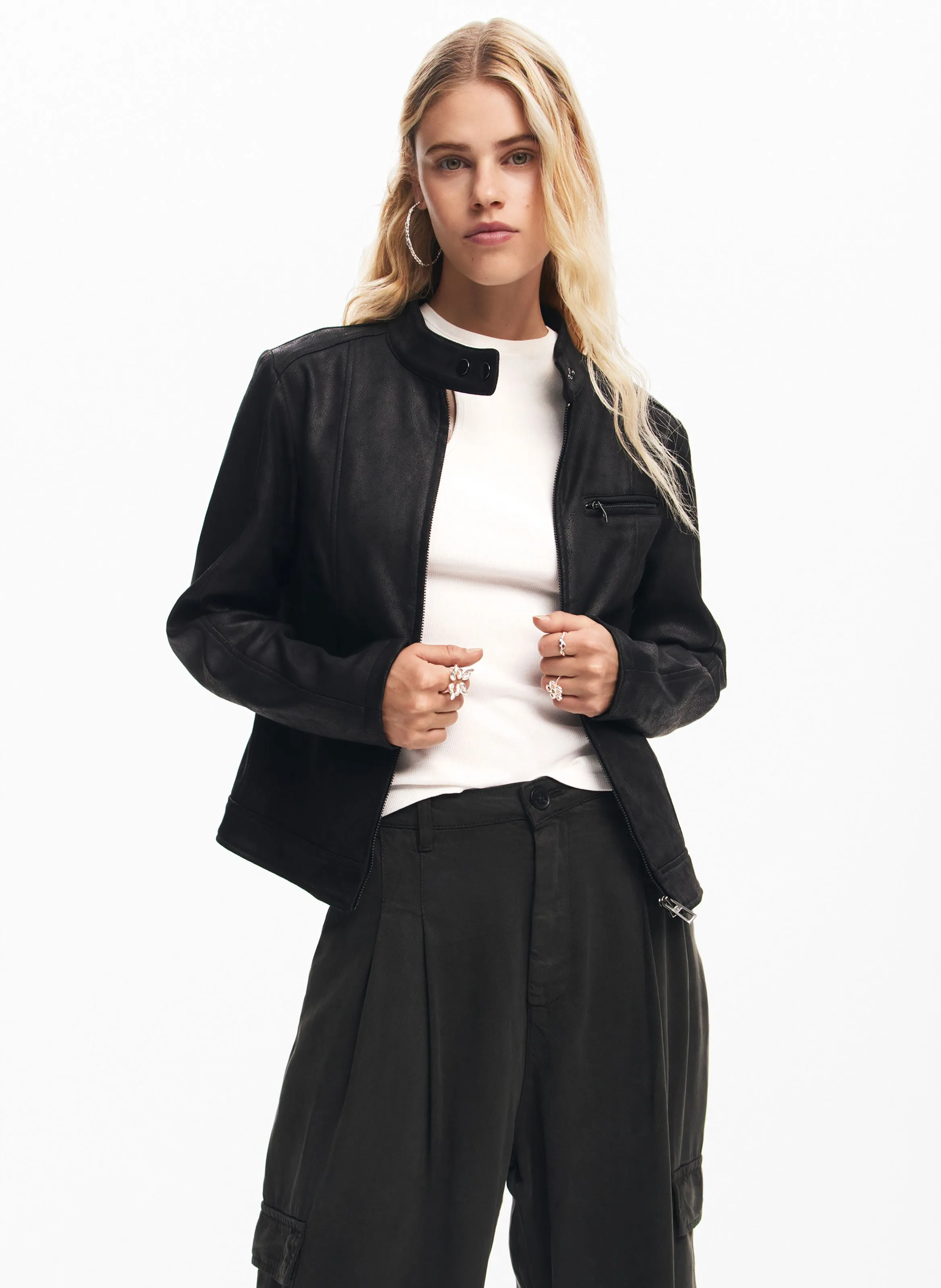 Chaqueta recta estilo motociclista de cuero sintético en negro