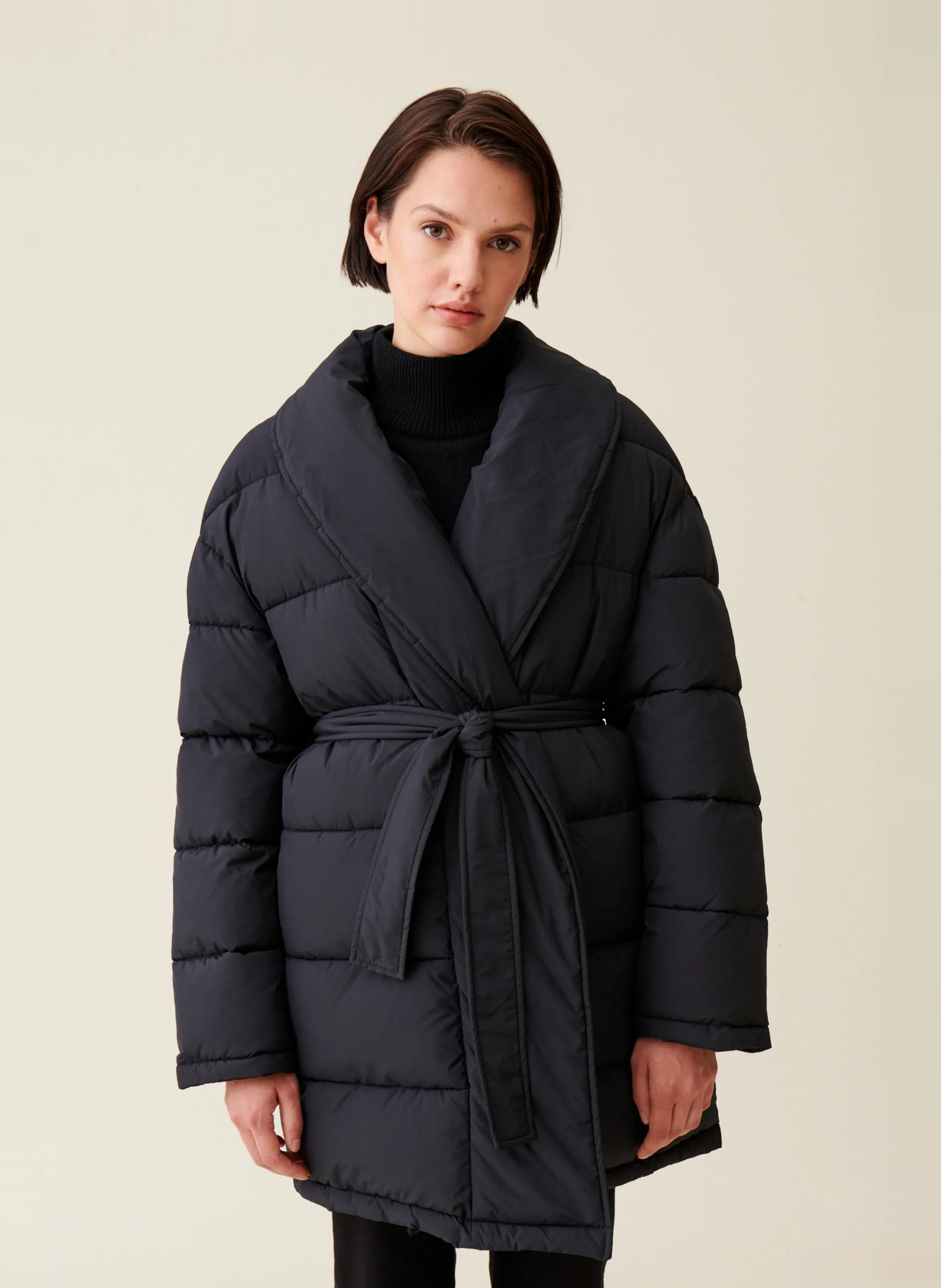 CLAUDIE PIERLOT Chaqueta acolchada con cuello chal y cinturón en negro