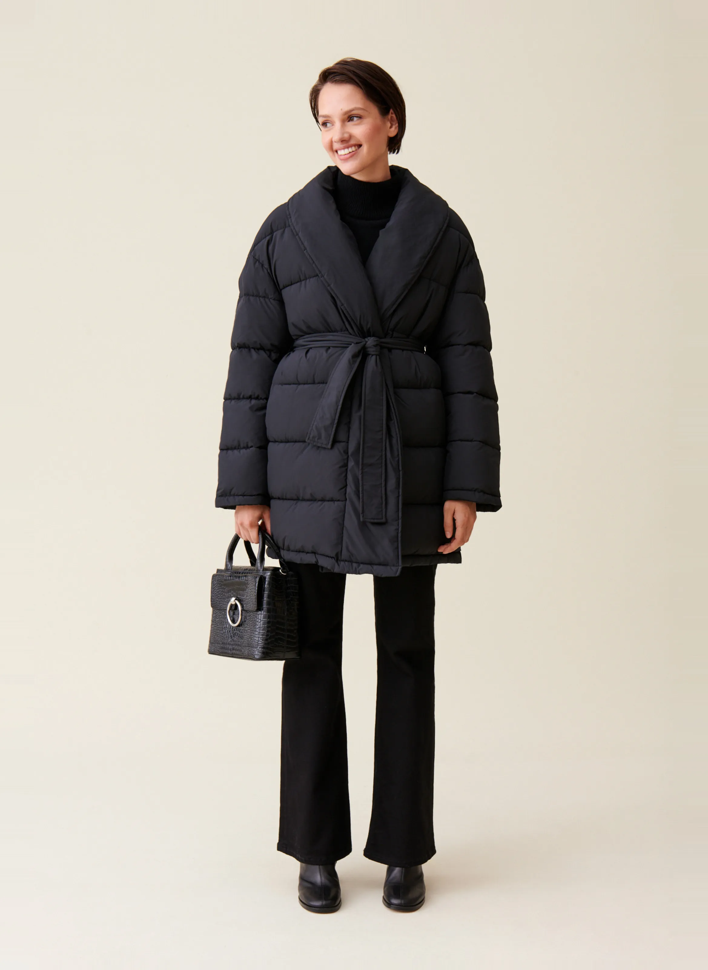 CLAUDIE PIERLOT Chaqueta acolchada con cuello chal y cinturón en negro