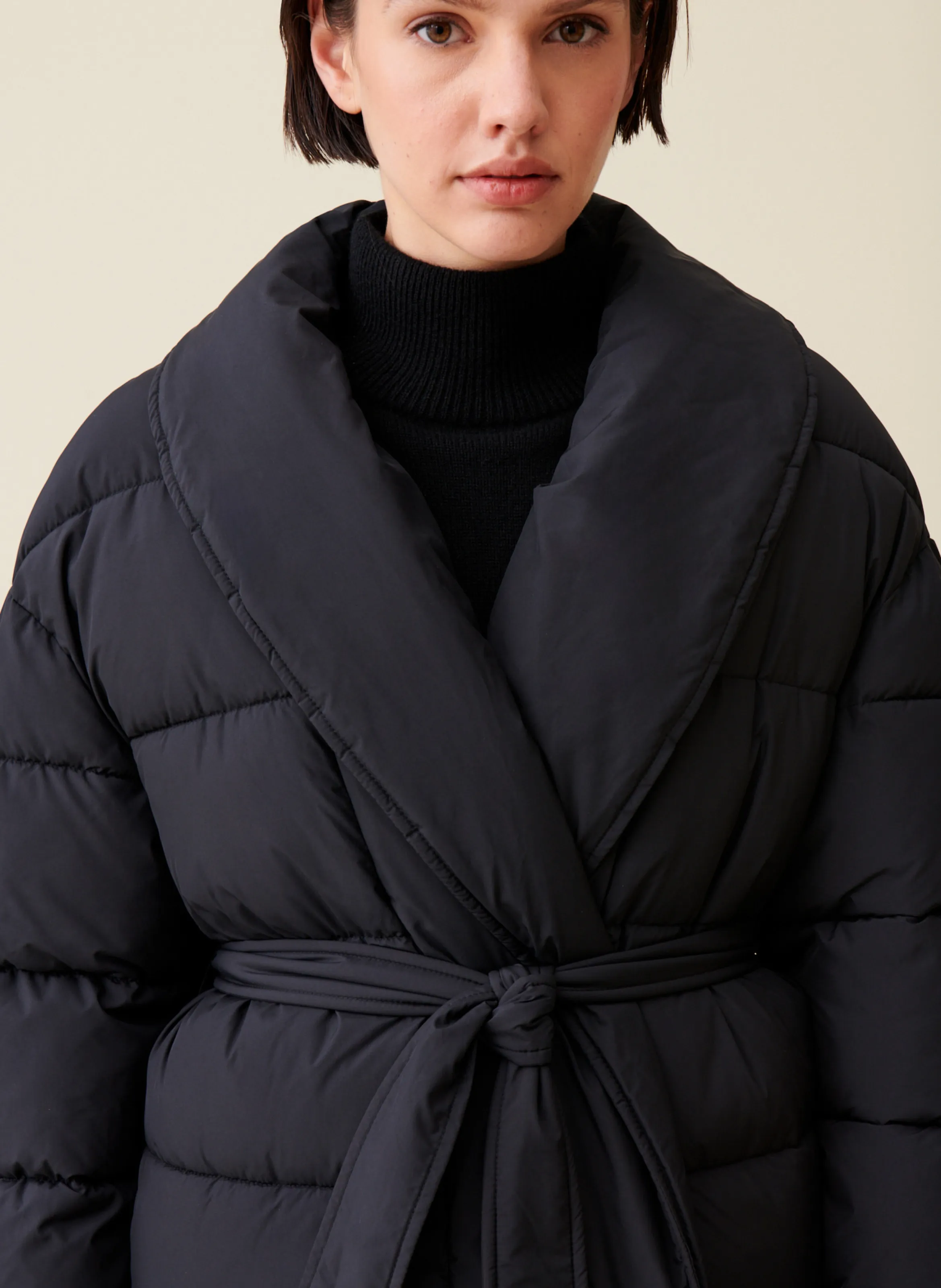 CLAUDIE PIERLOT Chaqueta acolchada con cuello chal y cinturón en negro