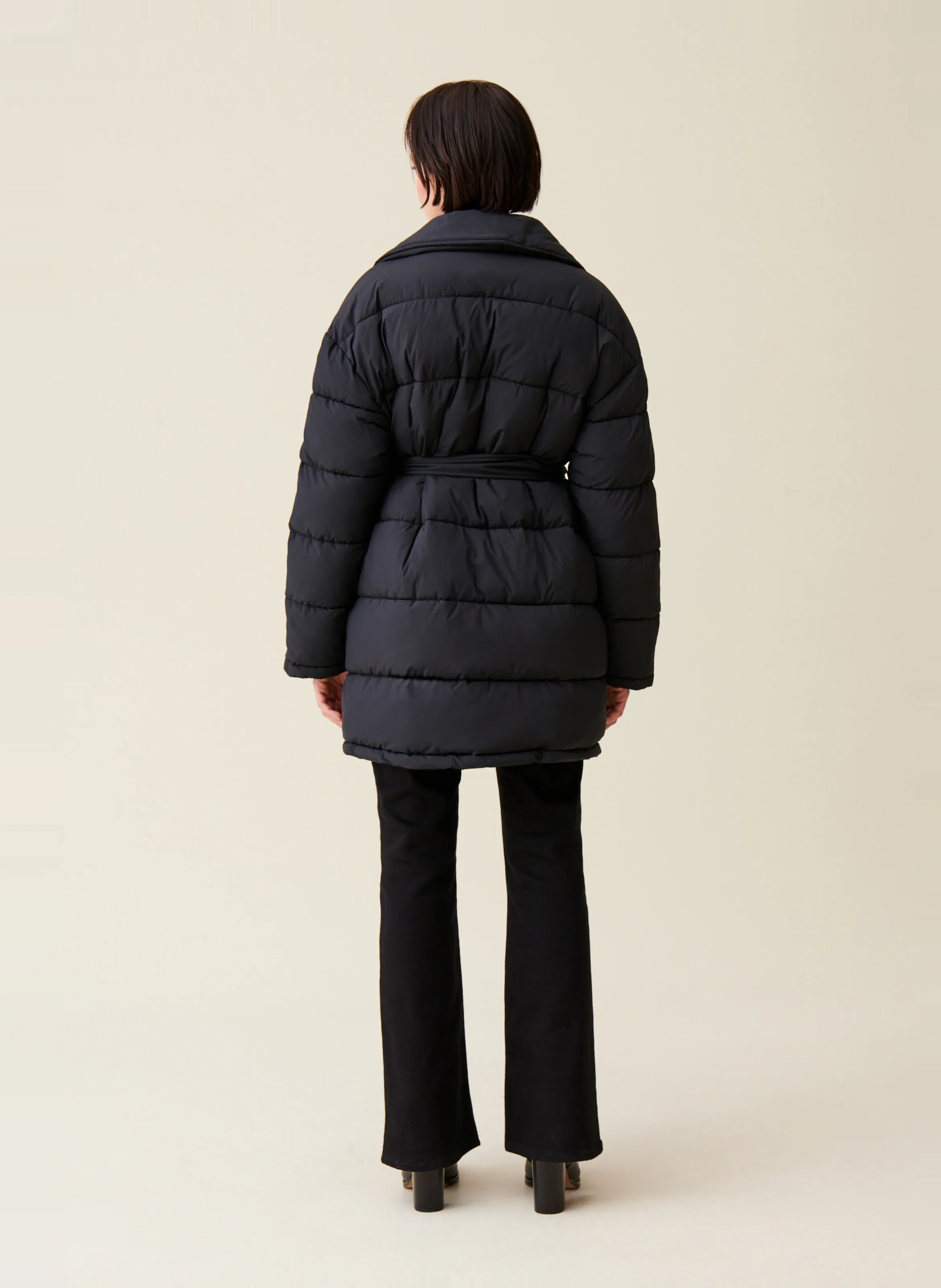CLAUDIE PIERLOT Chaqueta acolchada con cuello chal y cinturón en negro