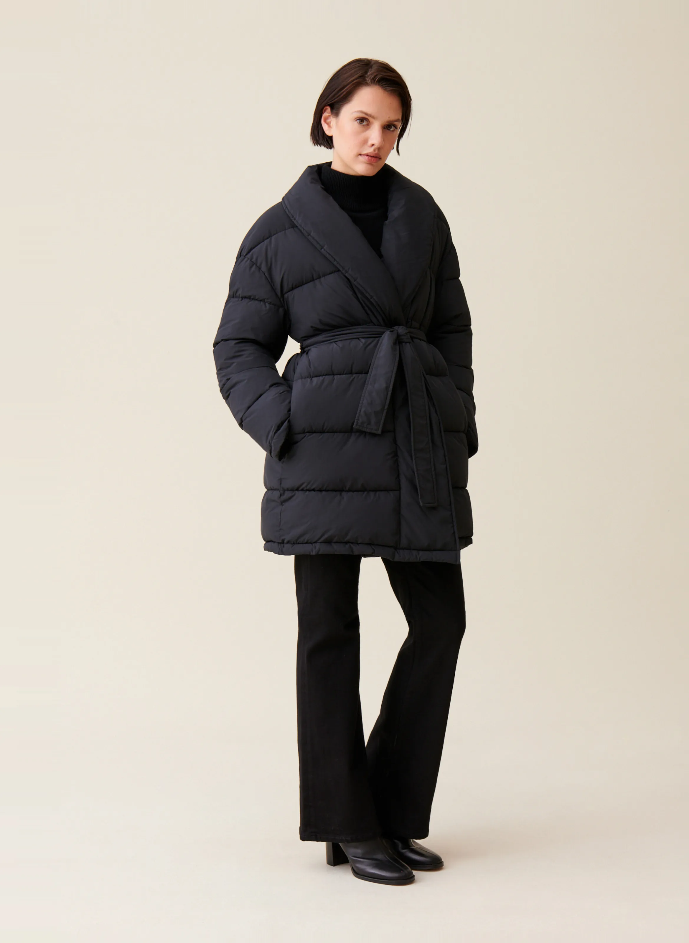 CLAUDIE PIERLOT Chaqueta acolchada con cuello chal y cinturón en negro