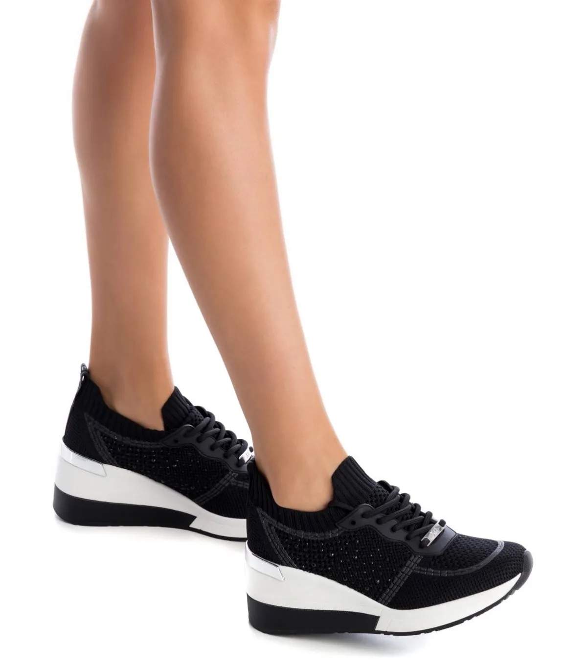 Deportivo negro de cuña para mujer