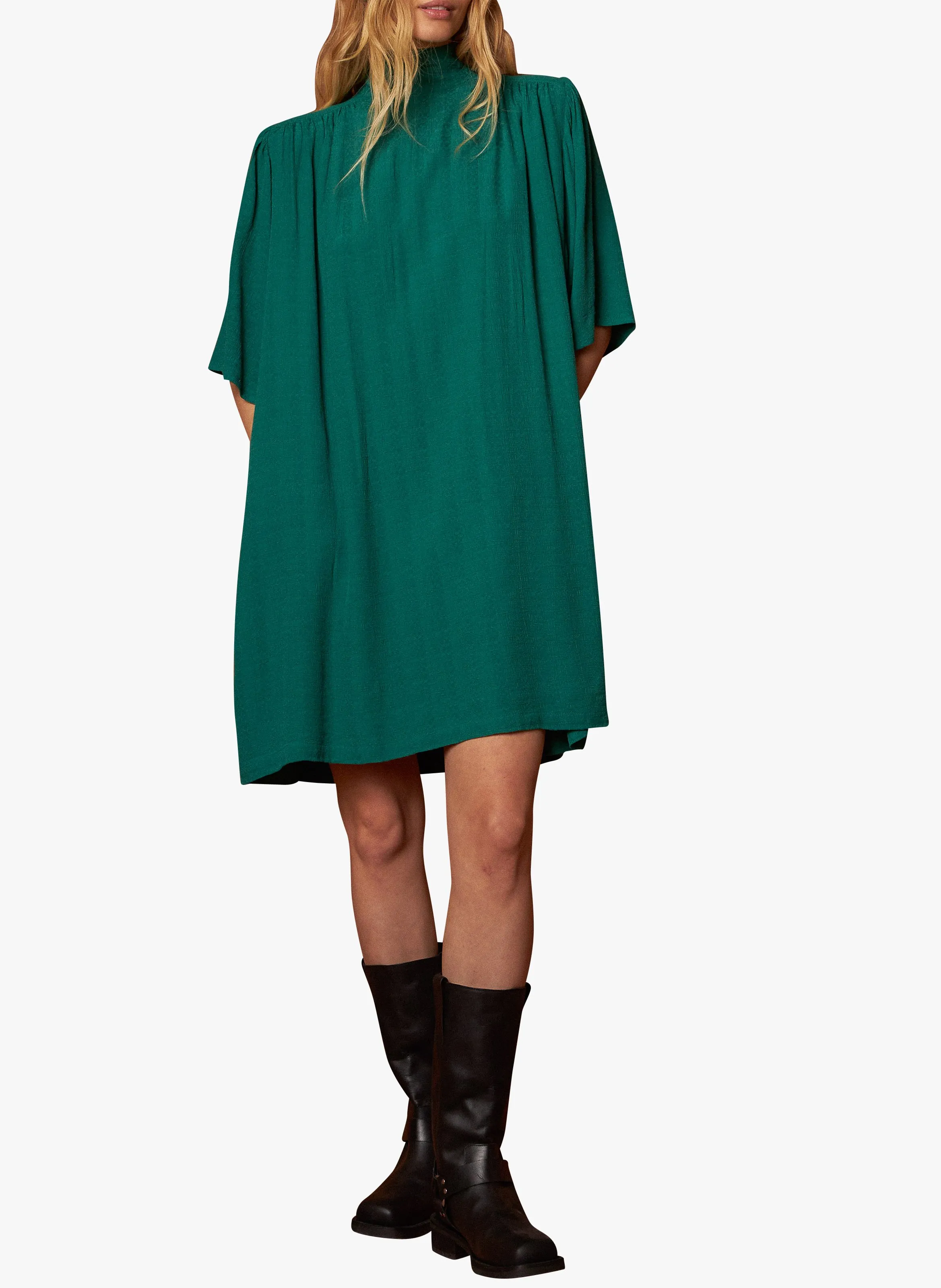 INDI & COLD Vestido corto con cuello alto en verde