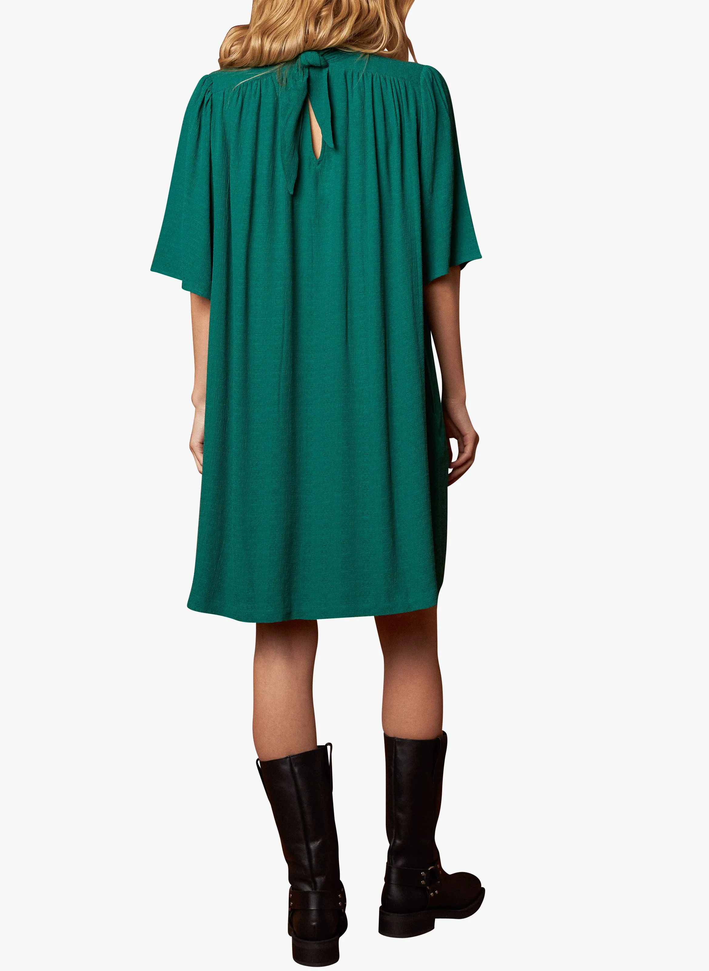 INDI & COLD Vestido corto con cuello alto en verde
