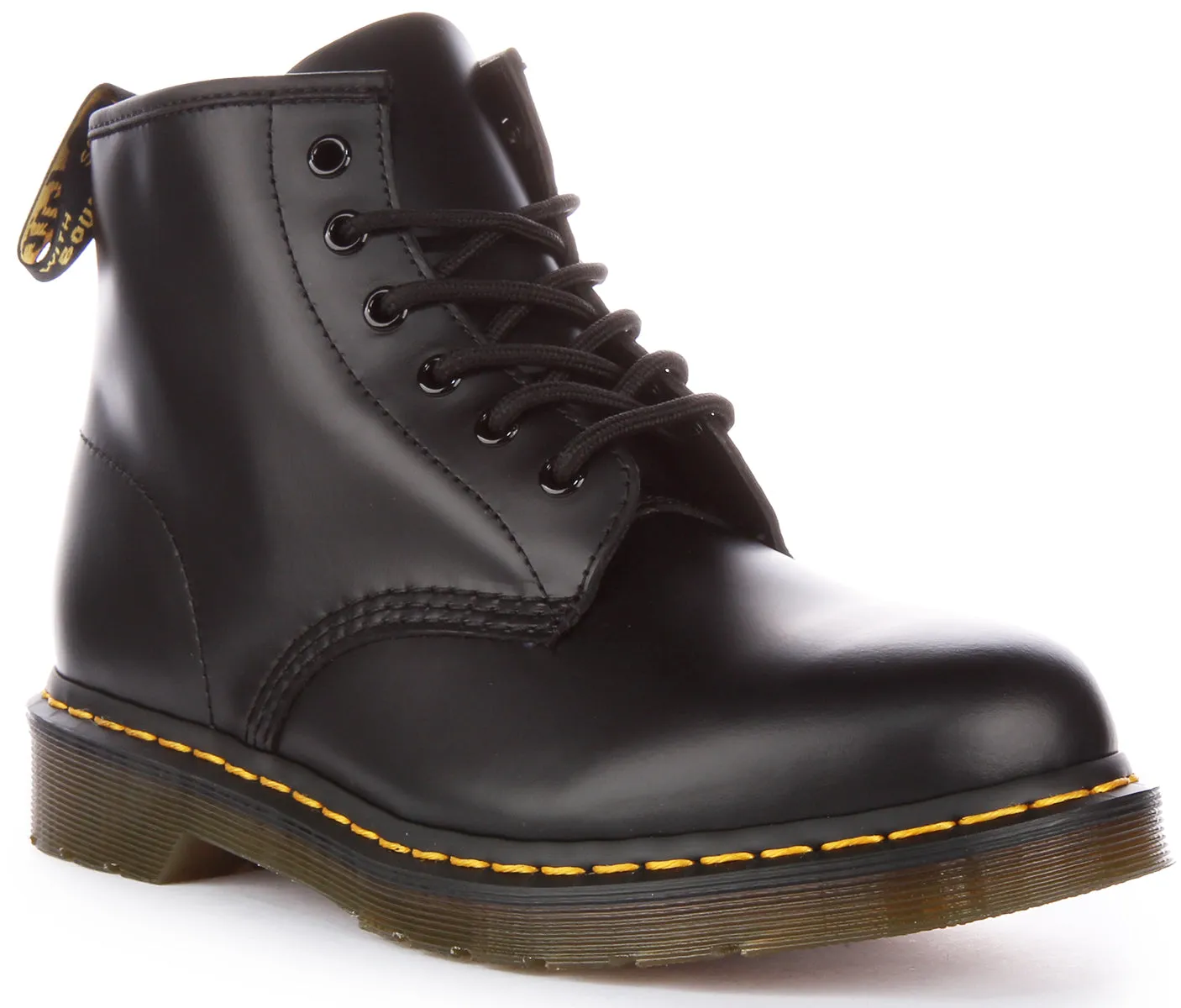 Las botas tobilleras de cuero Dr. Martens 101 YS en negro.
