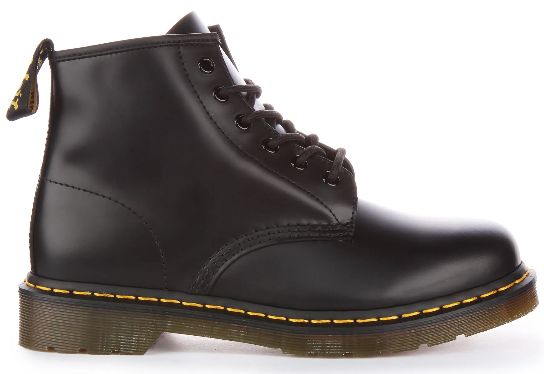 Las botas tobilleras de cuero Dr. Martens 101 YS en negro.