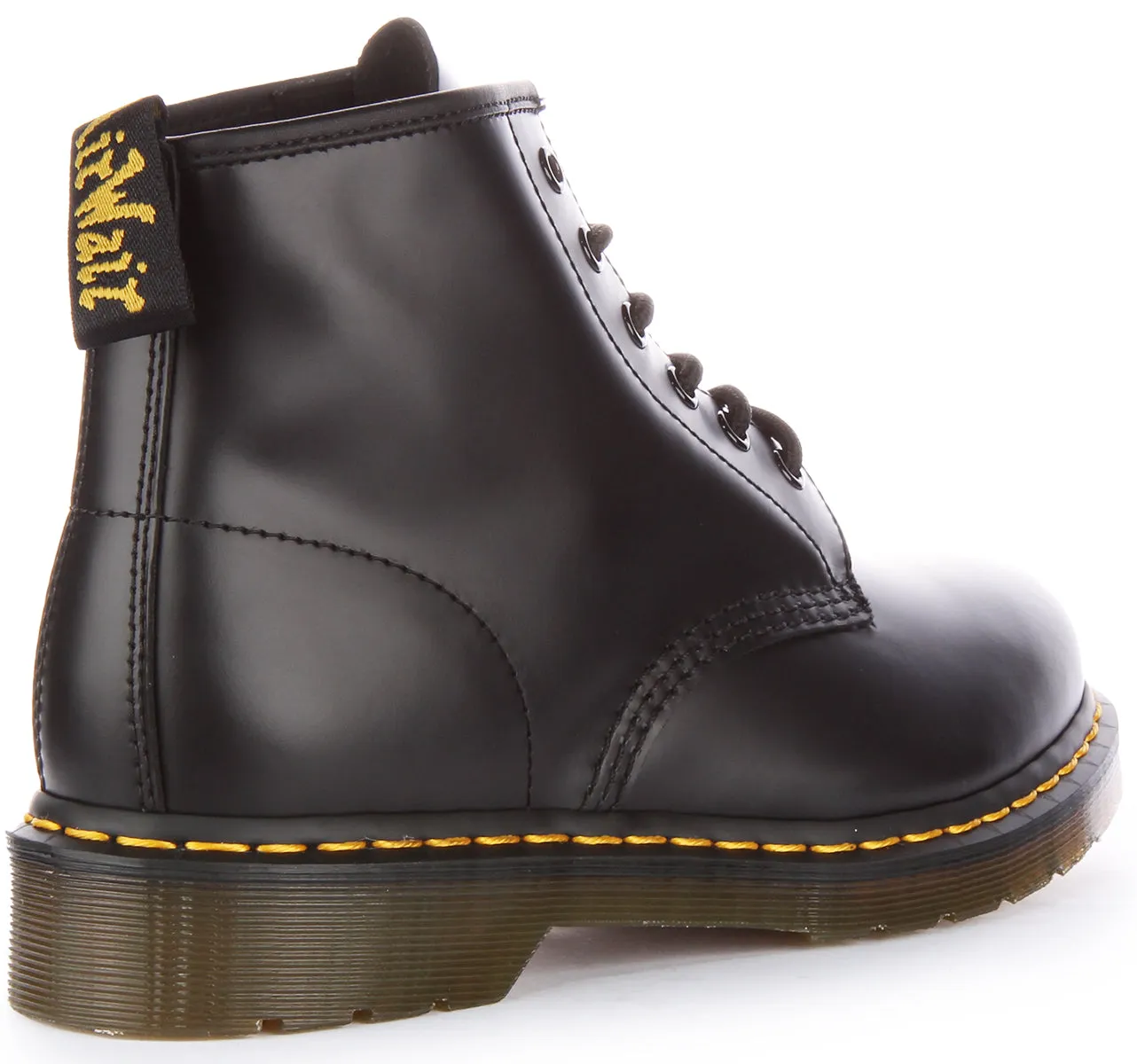 Las botas tobilleras de cuero Dr. Martens 101 YS en negro.