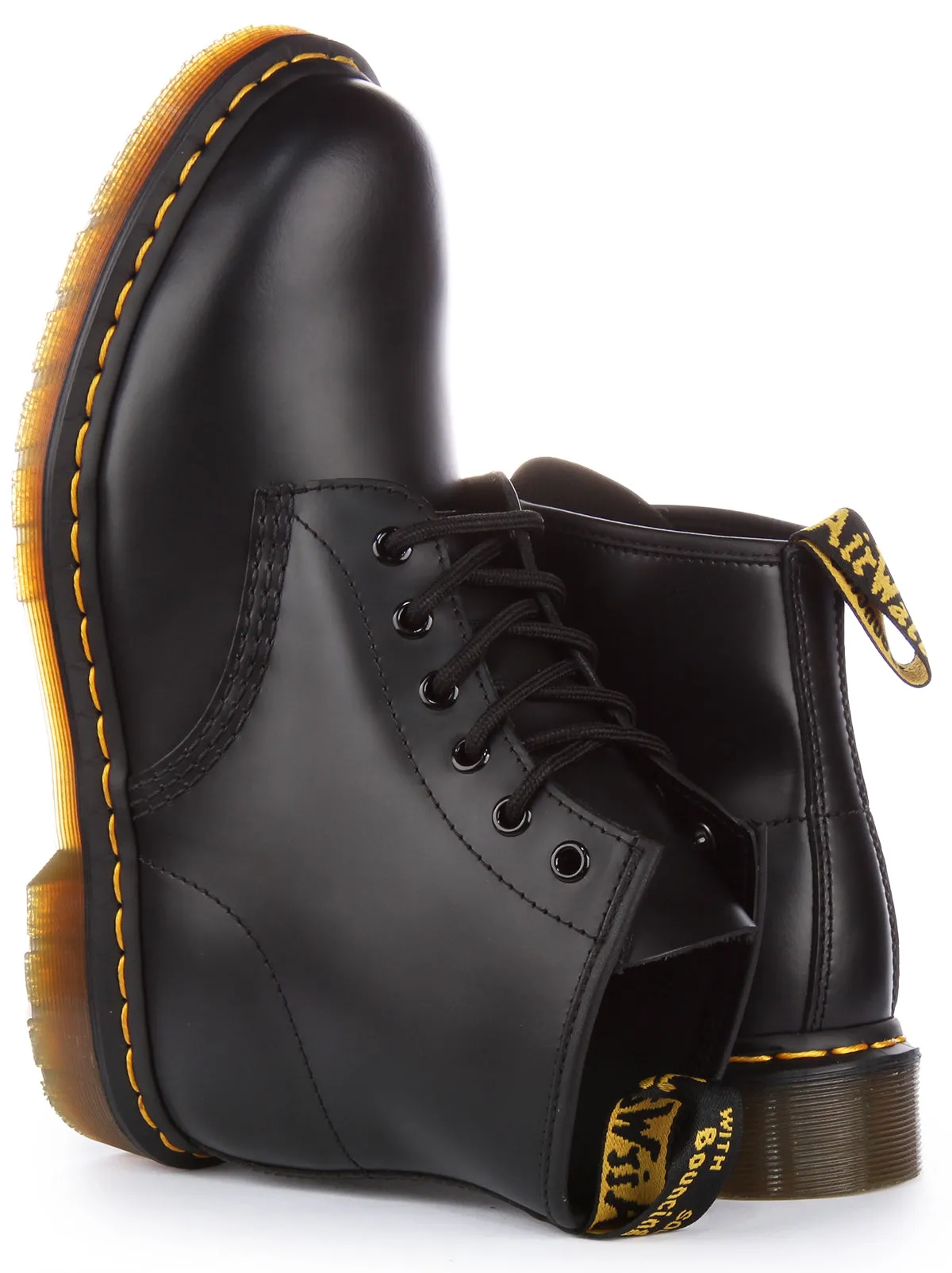Las botas tobilleras de cuero Dr. Martens 101 YS en negro.