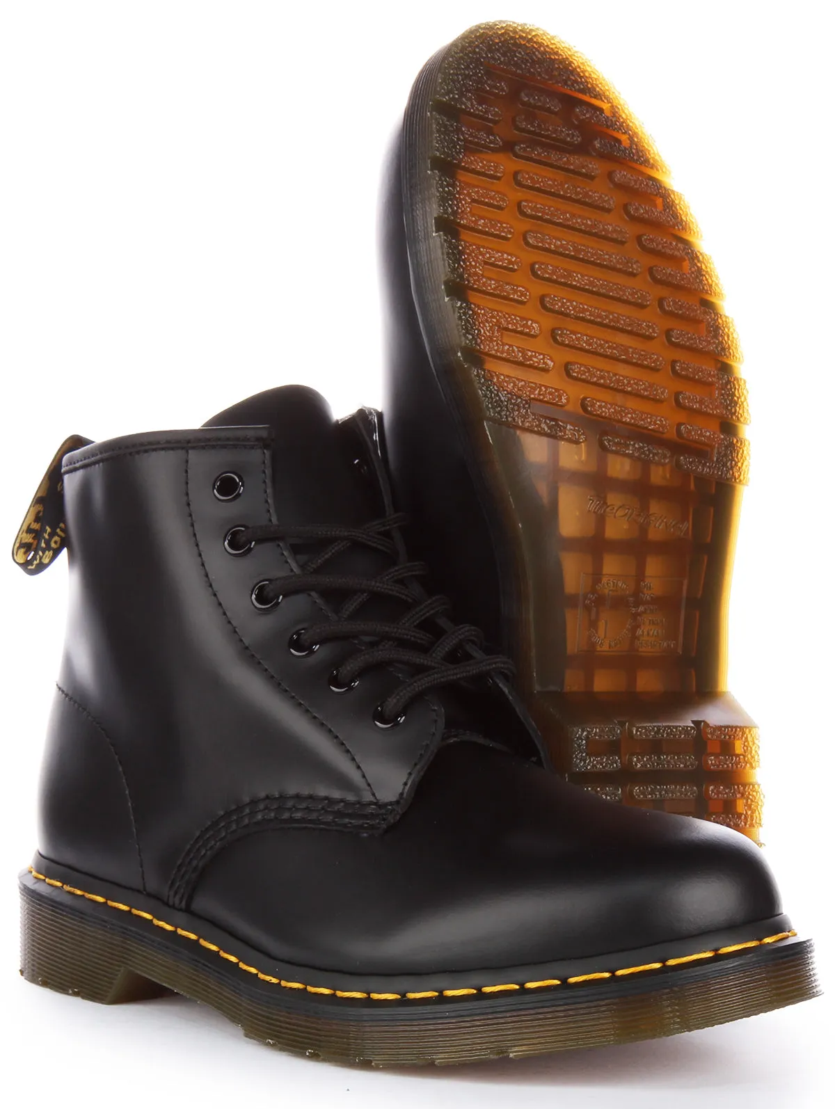 Las botas tobilleras de cuero Dr. Martens 101 YS en negro.