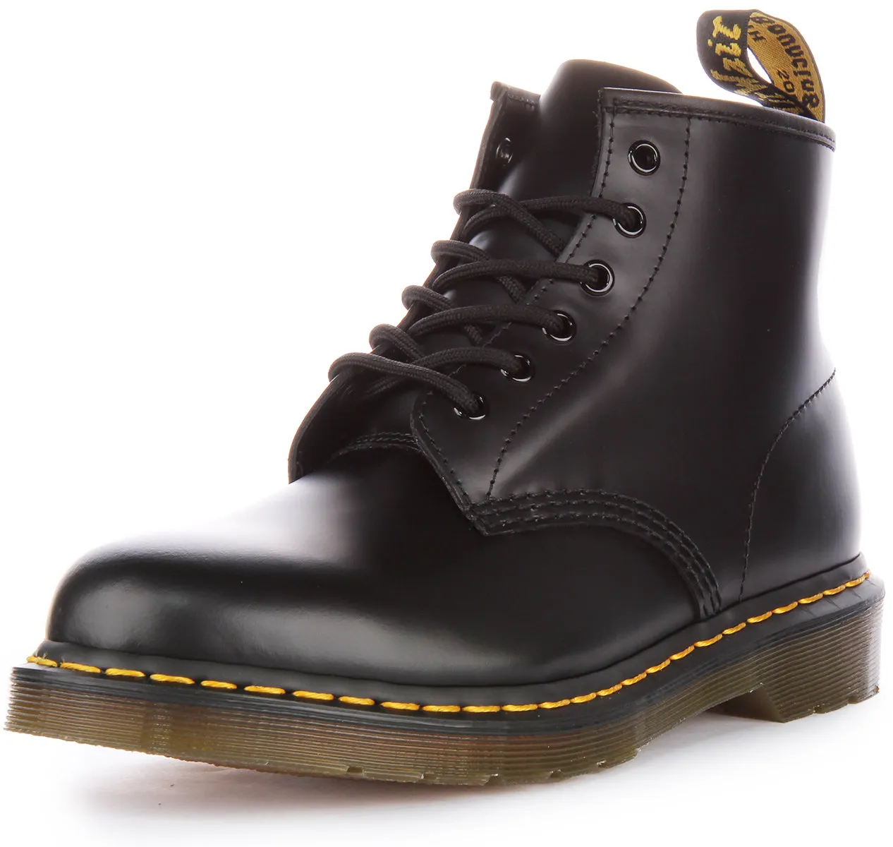 Las botas tobilleras de cuero Dr. Martens 101 YS en negro.
