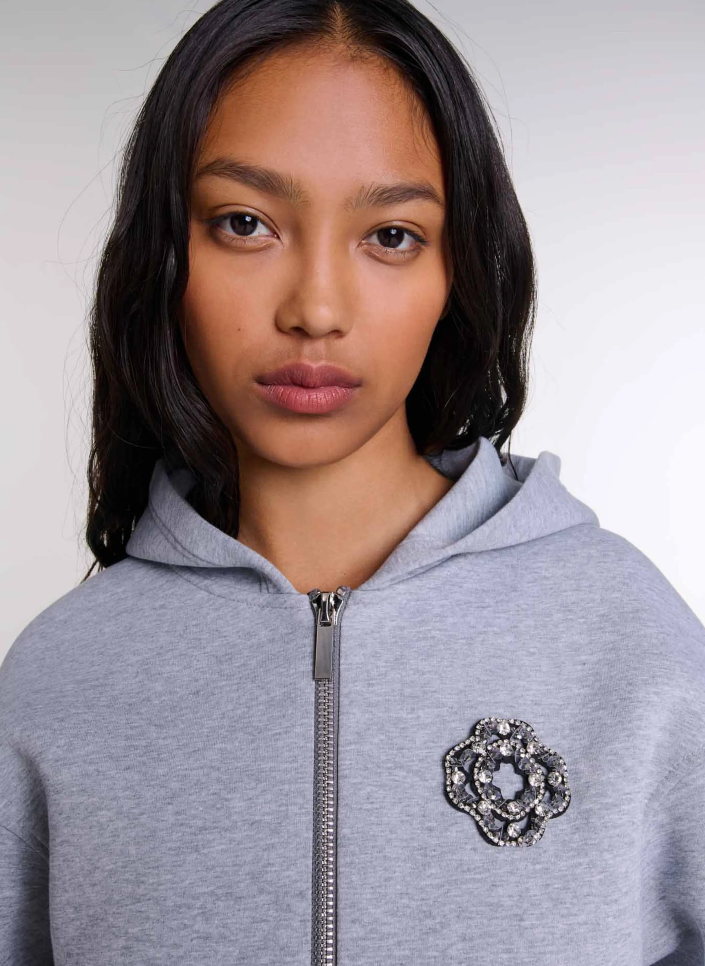 MAJE Sudadera recta de algodón con capucha en gris