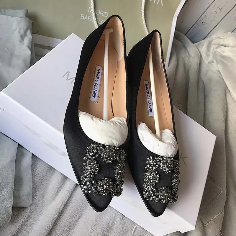 MANOLO BLAHNIK ZAPATOS PLANOS HANGISIFLAT DE SATéN CON HEBILLA Y JOYA PARA MUJERNEGRO