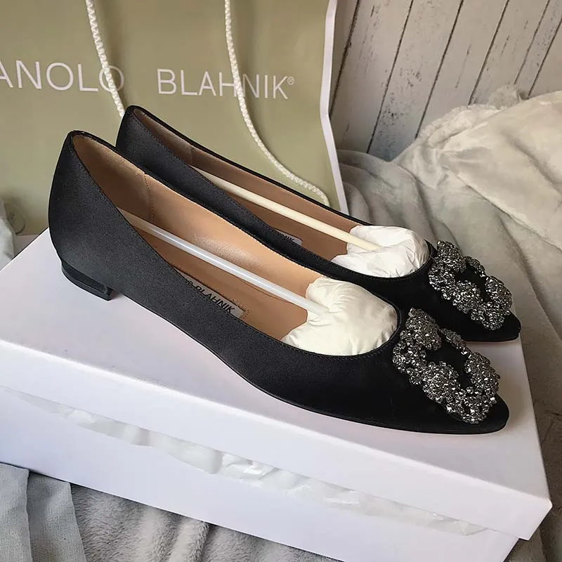 MANOLO BLAHNIK ZAPATOS PLANOS HANGISIFLAT DE SATéN CON HEBILLA Y JOYA PARA MUJERNEGRO