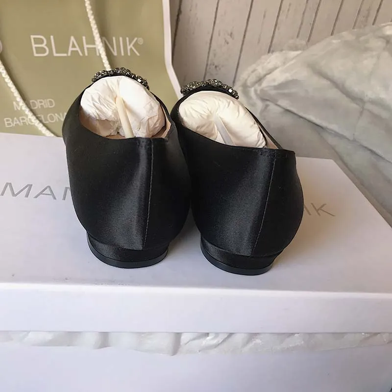 MANOLO BLAHNIK ZAPATOS PLANOS HANGISIFLAT DE SATéN CON HEBILLA Y JOYA PARA MUJERNEGRO