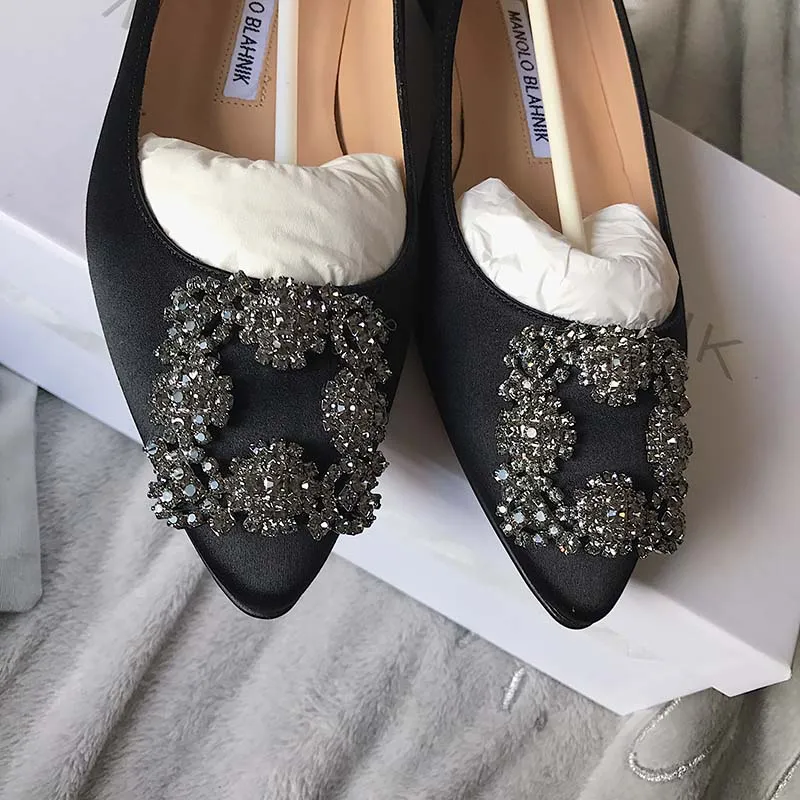 MANOLO BLAHNIK ZAPATOS PLANOS HANGISIFLAT DE SATéN CON HEBILLA Y JOYA PARA MUJERNEGRO
