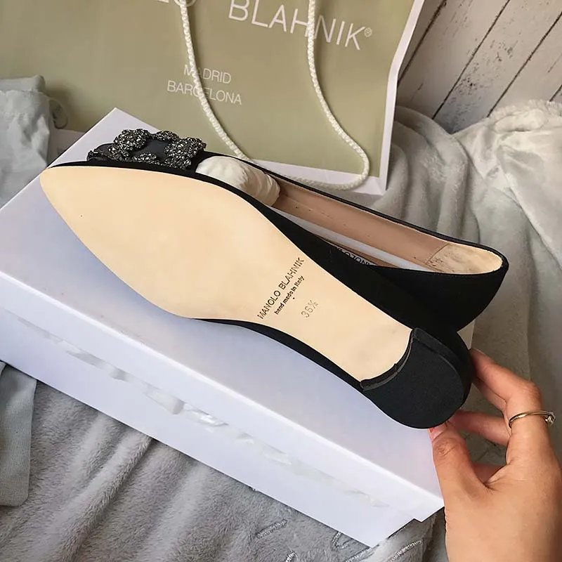 MANOLO BLAHNIK ZAPATOS PLANOS HANGISIFLAT DE SATéN CON HEBILLA Y JOYA PARA MUJERNEGRO