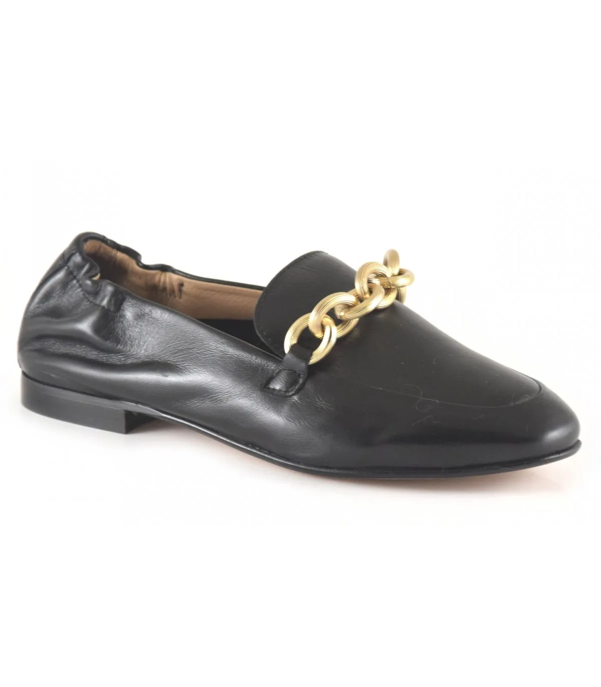 Mocasín con cadena en el empeine en color negro