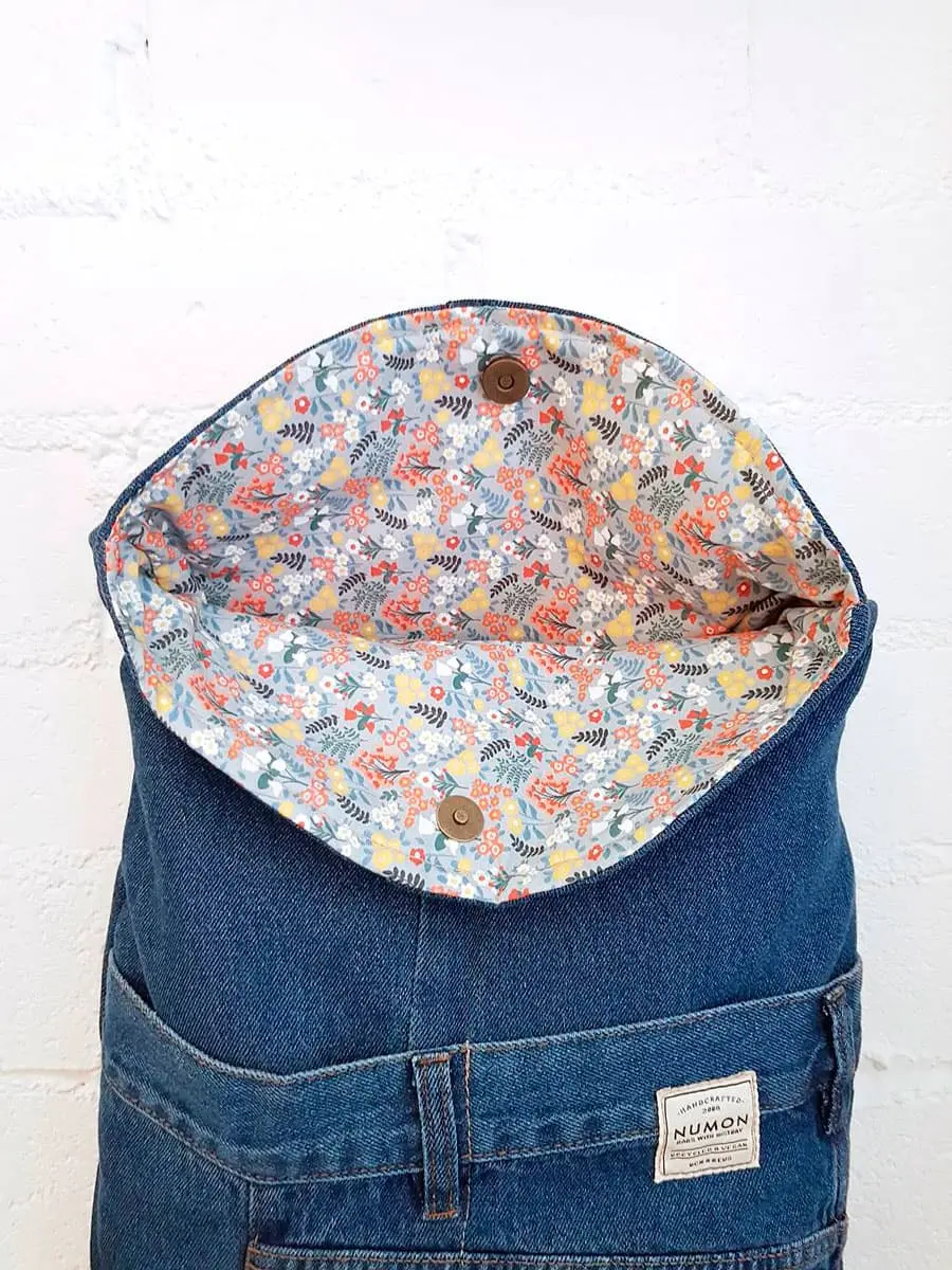Mochila reciclada vaquera con solapa
