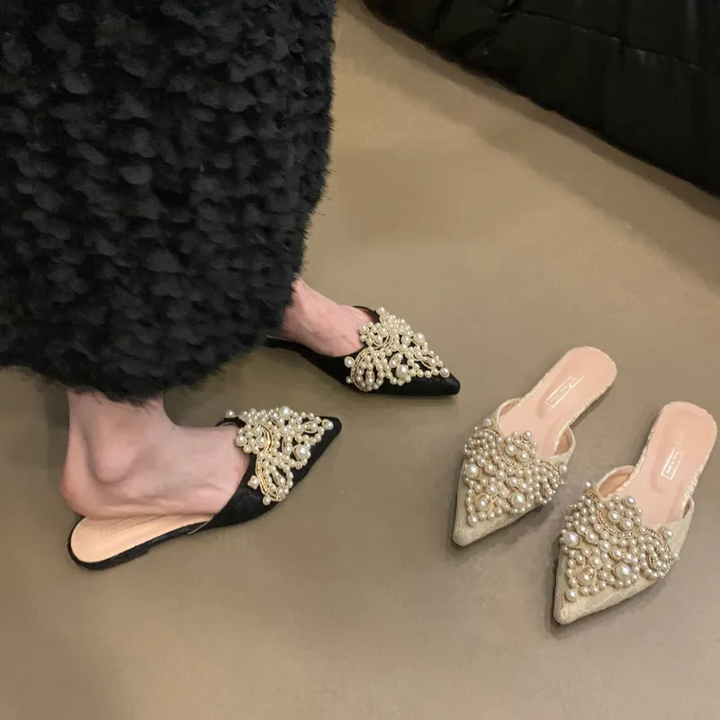 Mulas de mujeres Summer 2024 Nuevos tacones de punta puntiaguda Pearl Outdoor Ladies Slippers Vestido Mujer zapatos Q75