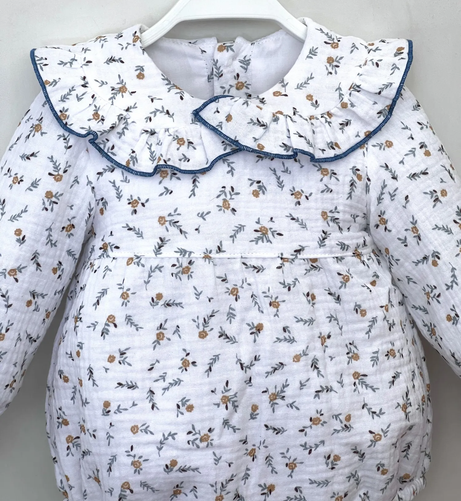 Pelele de muselina estampado. Unisex