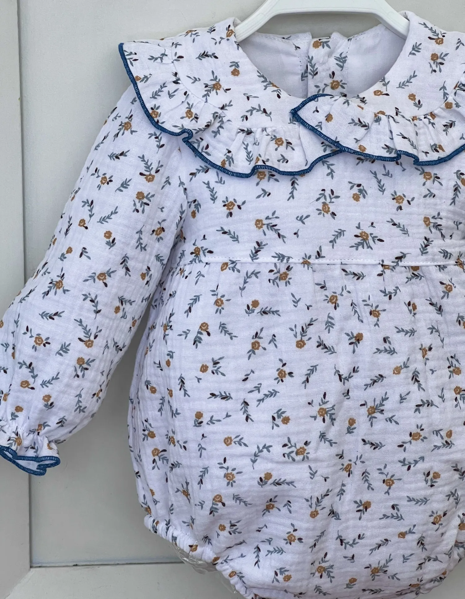 Pelele de muselina estampado. Unisex