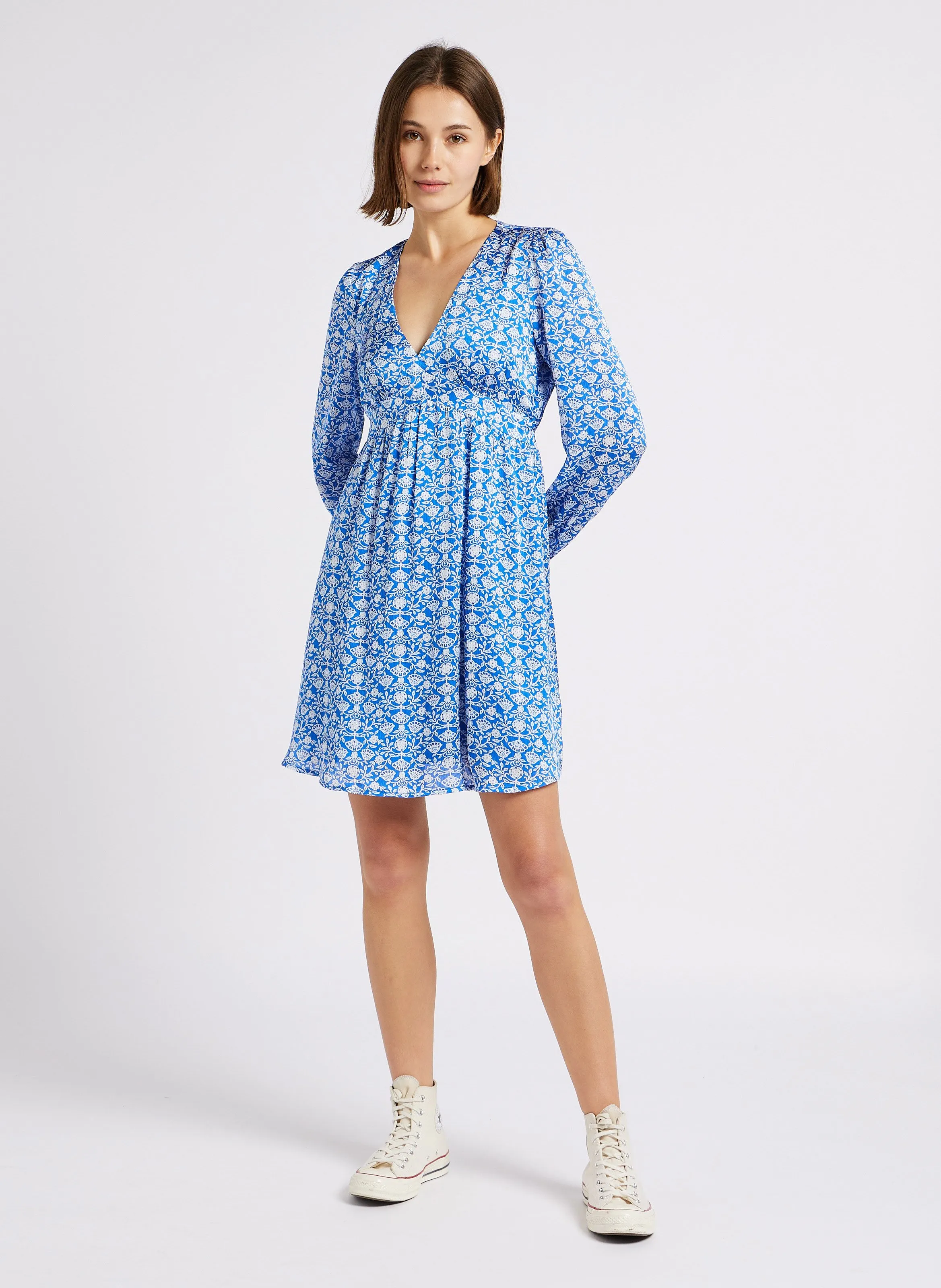 ROMANE  VESTIDO CORTO CON ESTAMPADO FLORAL Y CUELLO DE PICO EN AZUL