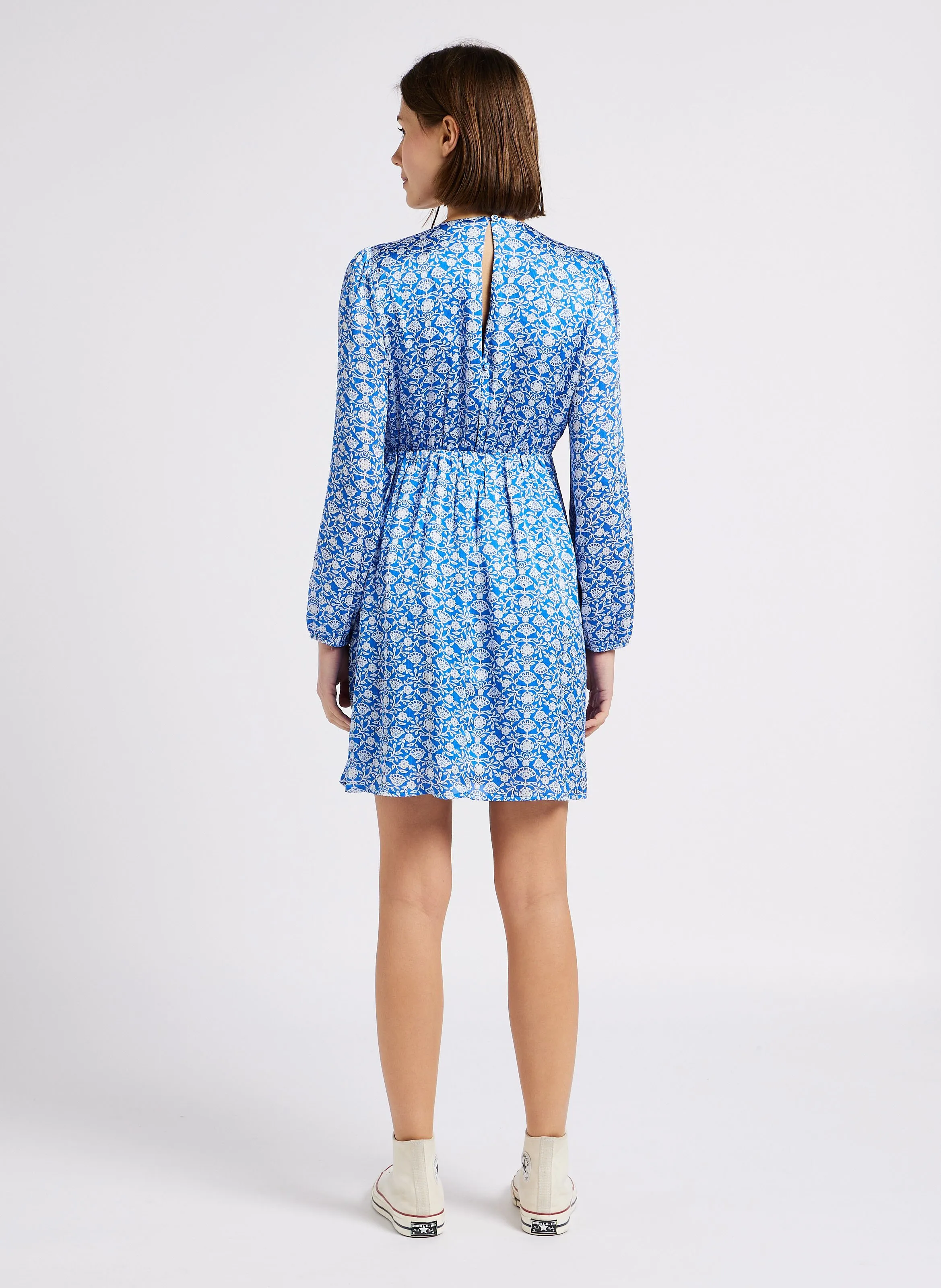 ROMANE  VESTIDO CORTO CON ESTAMPADO FLORAL Y CUELLO DE PICO EN AZUL