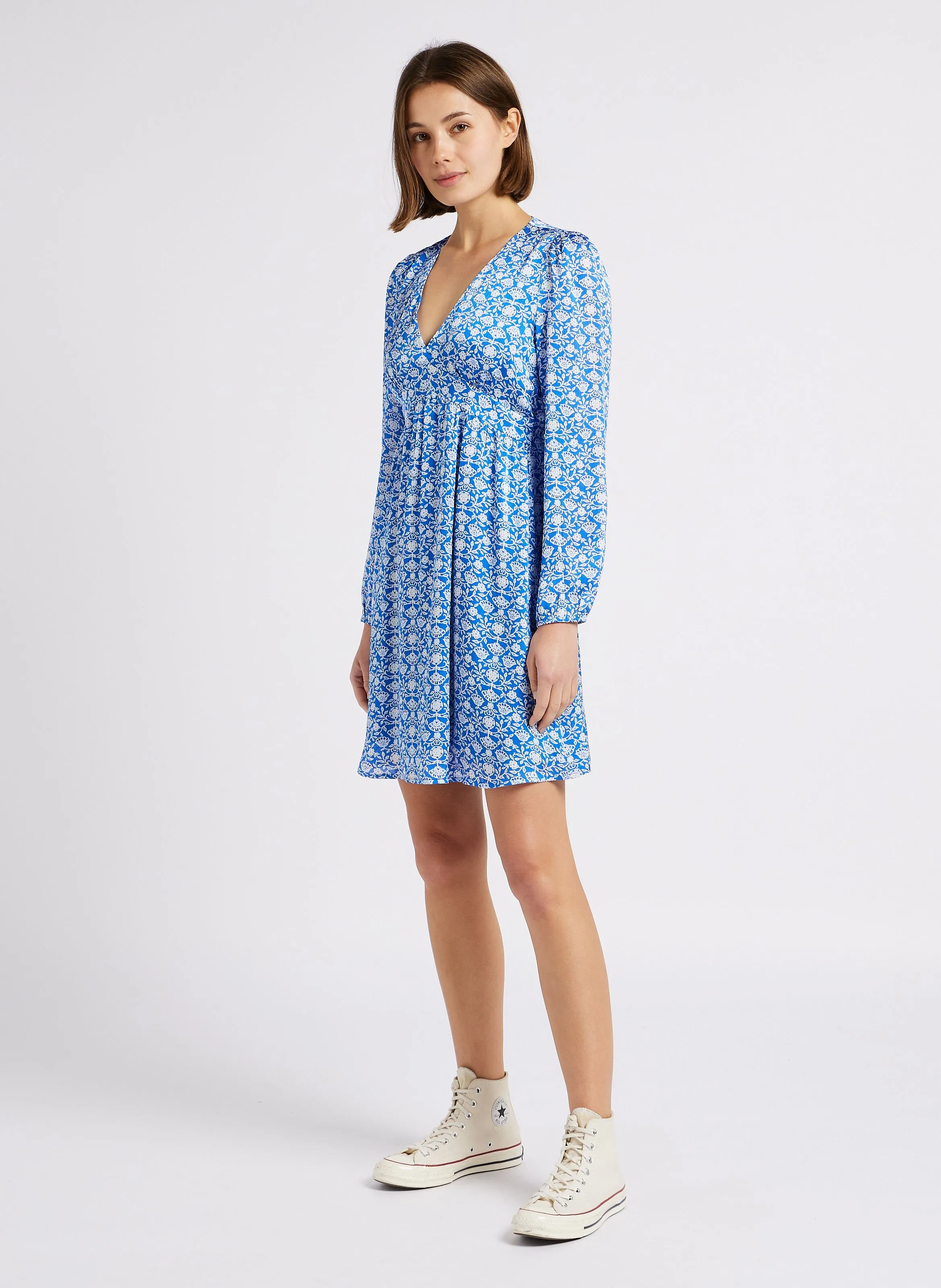 ROMANE  VESTIDO CORTO CON ESTAMPADO FLORAL Y CUELLO DE PICO EN AZUL