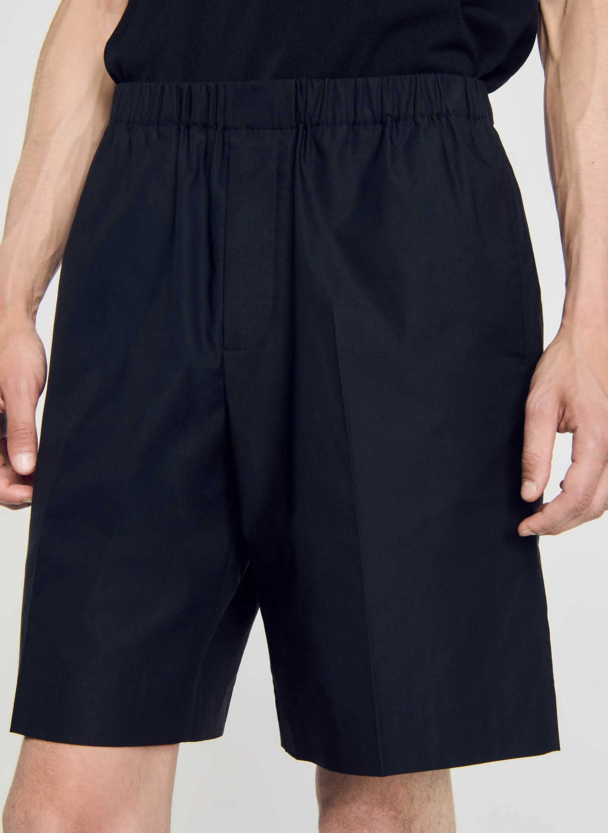 SANDRO Pantalón corto recto de mezcla de algodón en negro