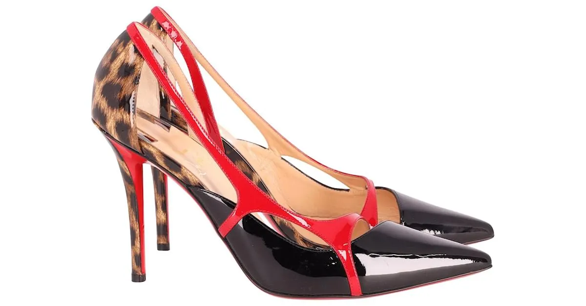 Tacones puntiagudos con ribete rojo de Christian Louboutin en charol con estampado animal 